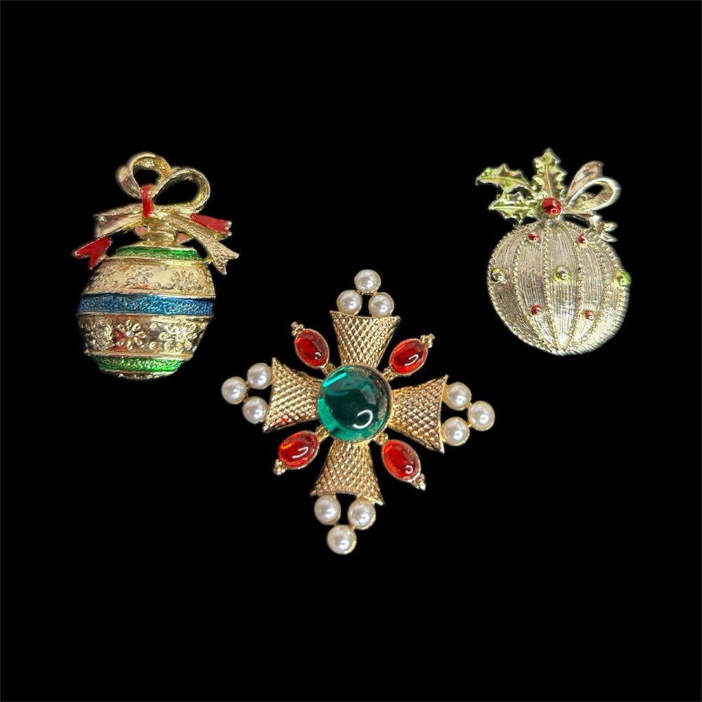 Elegant Holiday Brooch Set with Gold and Green Accents